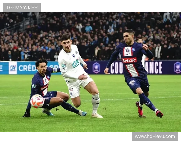 马赛客场挑战巴黎，赫伊别尔中场拦截成关键